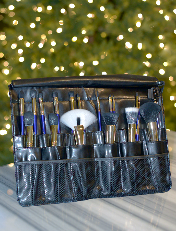 Los Angeles Cruelty-Free Beauty Blogger, Emily Wolf Beauty shares the best cruelty-free holiday gift guide for the holiday season. Furless Must Have Professional Makeup Brush Set